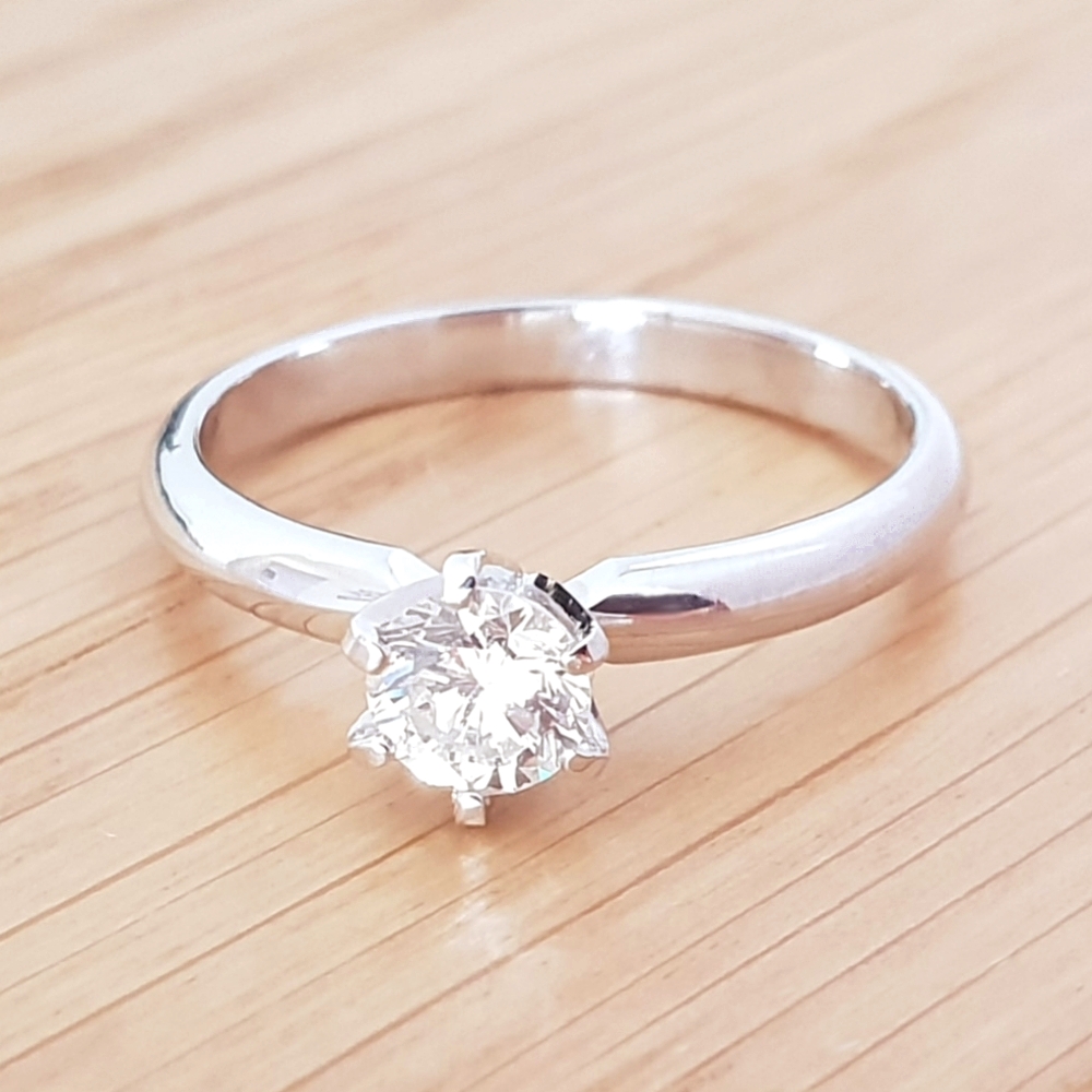 טבעת אירוסין קלאסית משובצת יהלום 0.40 קראט