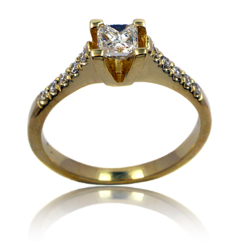טבעת אירוסין משובצת יהלום פרינסס מרובע
