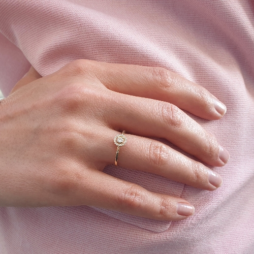 תמונה אמיתית של טבעת פרח הילה עשויה זהב ומשובצת יהלומים