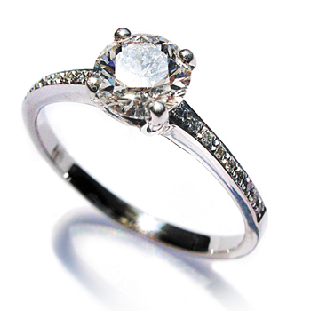 טבעת אירוסין משובצת 0.50 קראט יהלומים במרכז ובצדדים