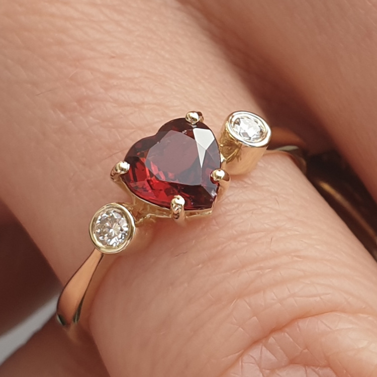 תמונה אמיתית של טבעת משובצת אבן חן גרנט גדולה בצורת לב ויהלומים בצדדים