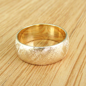 טבעת נישואין רחבה עם גימור אבן