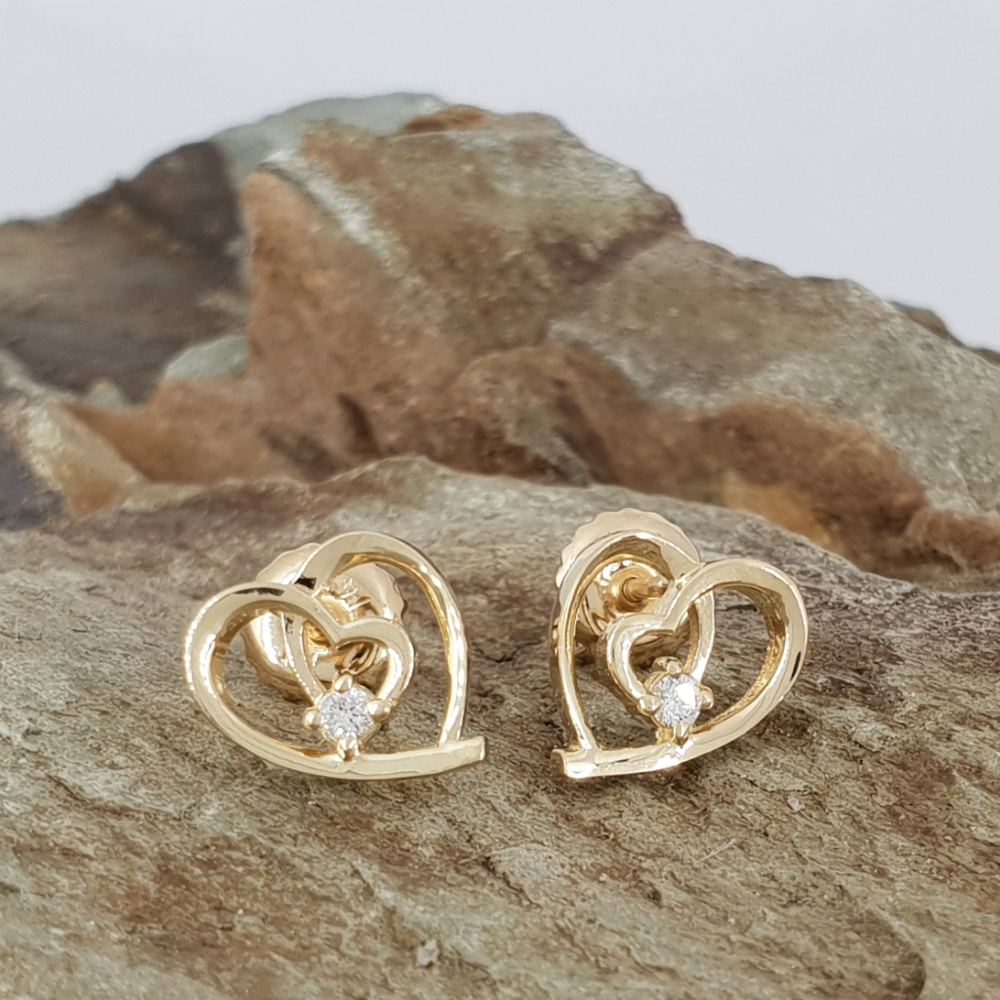 Realistic picture of Heart Stud Earrings Inlaid With Diamonds