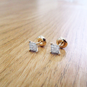 תמונה אמיתית של עגילי יהלומים מרובעים צמודים  (מדמים יהלומים של חצי קראט)