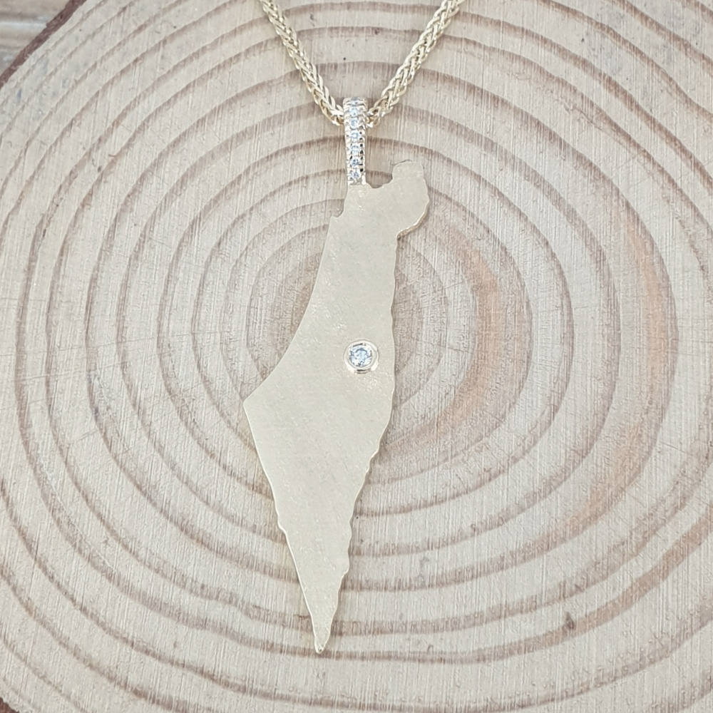 תליון מפת ארץ ישראל משובץ יהלומים על המתלה ובירושלים