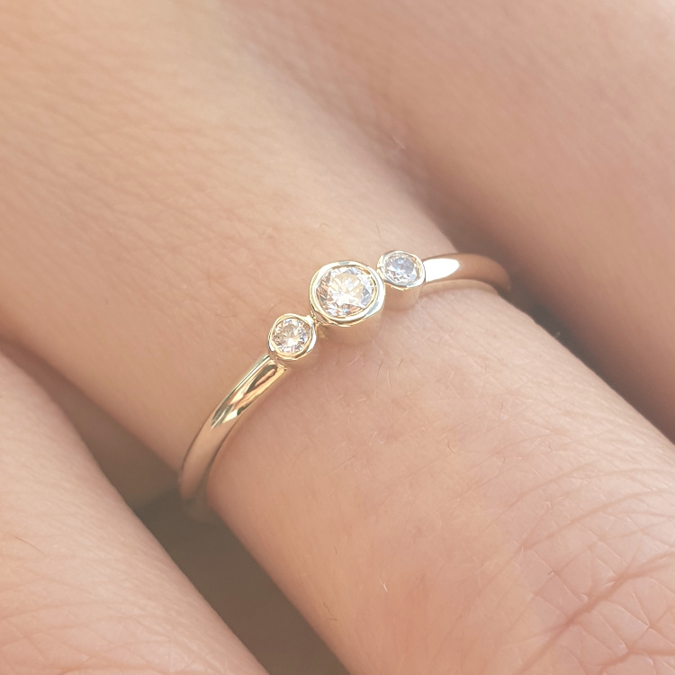 Three-stones 14k gold gentle diamond ring