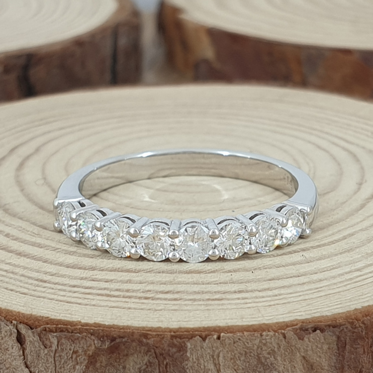 טבעת זהב משובצת שורה של 8 יהלומים במשקל כולל 0.80 קראט