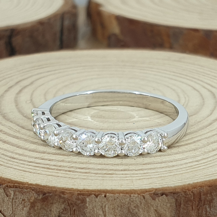 תמונה אמיתית של טבעת זהב משובצת שורה של 8 יהלומים במשקל כולל 0.80 קראט