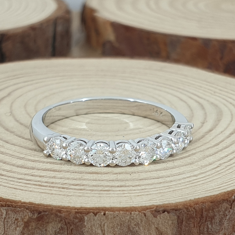 תמונה נוספת של התכשיט טבעת זהב משובצת שורה של 8 יהלומים במשקל כולל 0.80 קראט