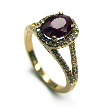 טבעת  עם אבן חן המוקפת יהלומים