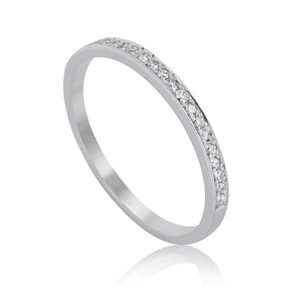 תמונה אמיתית של טבעת יהלומים דקה (חצי נישואין) משובצת שורה של 20 יהלומים