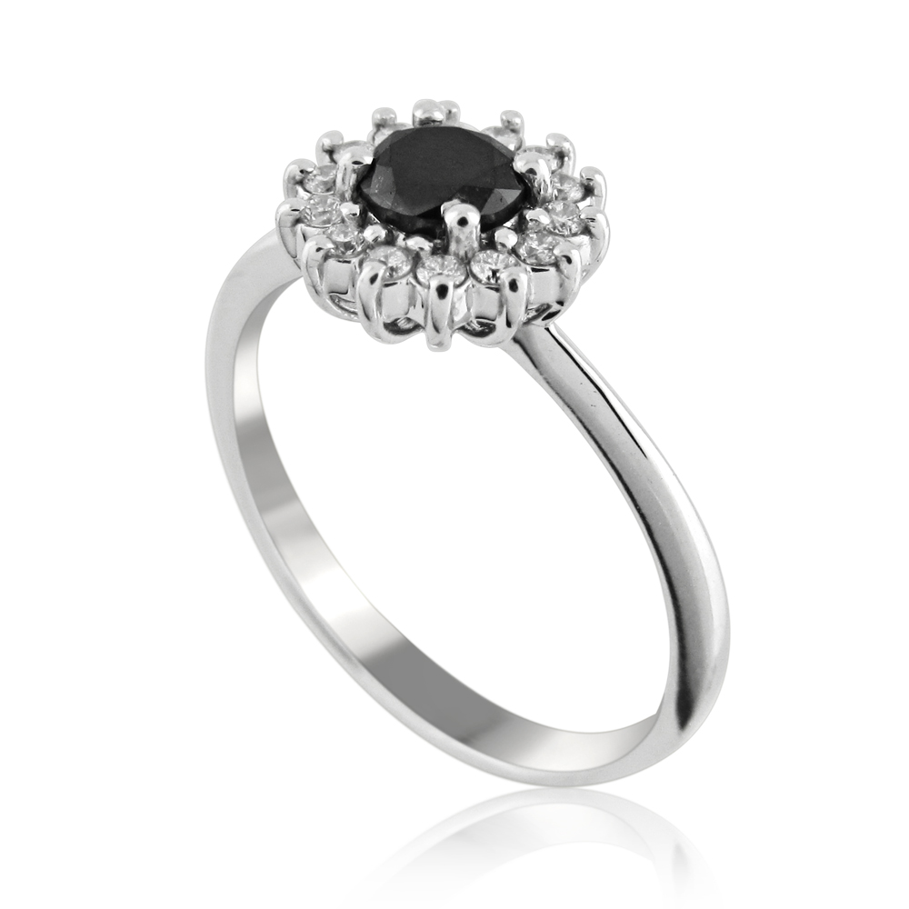 טבעת יהלומים בסגנון דיאנה משובצת יהלום שחור ויהלומים לבנים מסביב