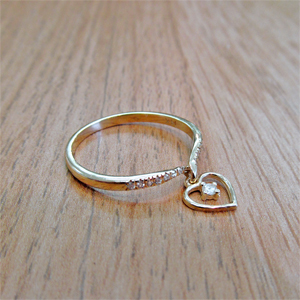 תמונה אמיתית של טבעת יהלומים עם לב תלוי