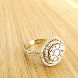 תמונה אמיתית של טבעת יהלומים יוקרתית משובצת 95 יהלומים 