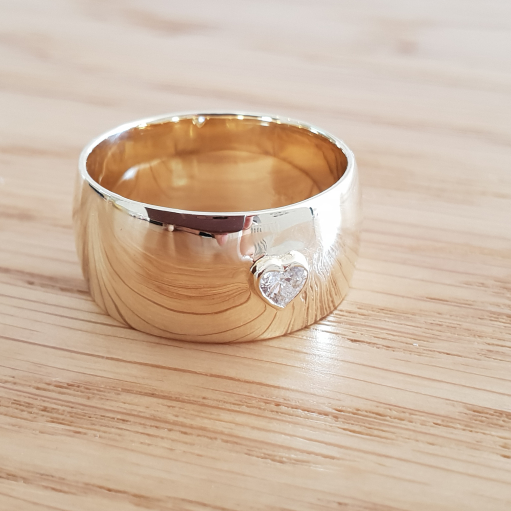 תמונה אמיתית של טבעת בומביי רחבה משובצת יהלום לב
