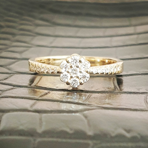 תמונה אמיתית של טבעת יהלומים בעיצוב מיוחד -פרח 