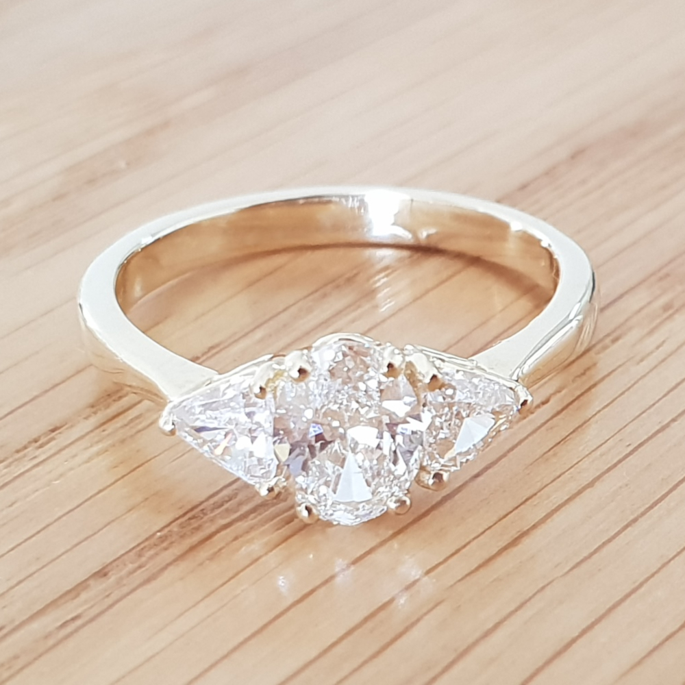 תמונה אמיתית של טבעת 3 יהלומים במשקל 1.00 קראט
