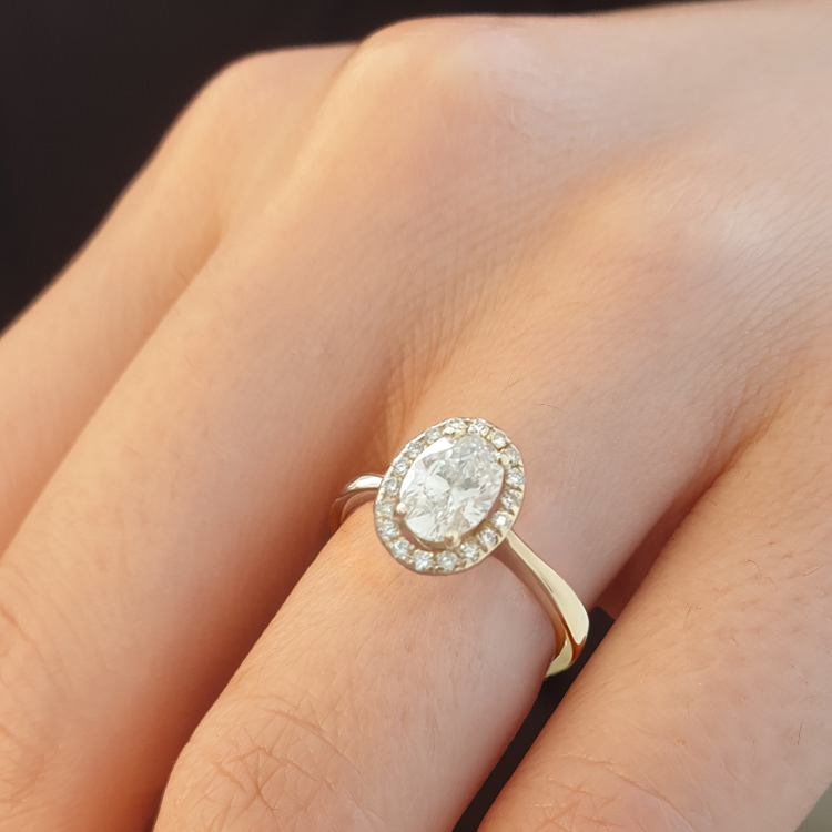 טבעת אירוסין משובצת יהלום אובל