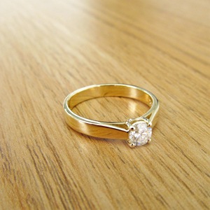 טבעת אירוסין קלאסית משובצת יהלום 0.35 קראט