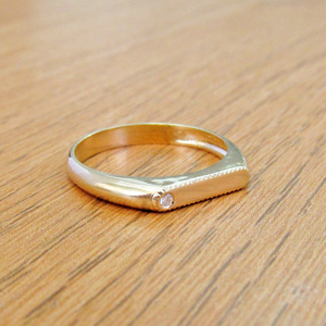 תמונה אמיתית של טבעת חותם קלאסית לחריטת שם משובצת יהלום