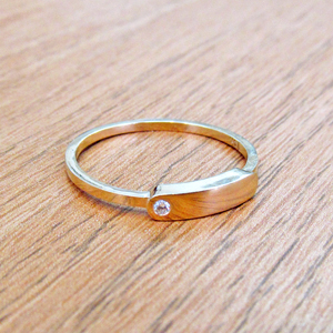 תמונה אמיתית של טבעת חותם מעוגלת לחריטת שם משובצת יהלום