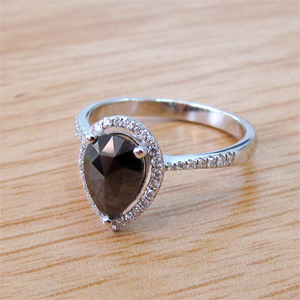 טבעת יהלומים משובצת יהלום שחור בצורת טיפה