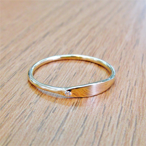 תמונה אמיתית של טבעת עדינה לחריטת שם משובצת יהלום