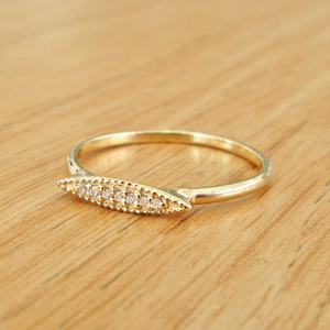 תמונה אמיתית של טבעת חותם אליפטית משובצת יהלומים
