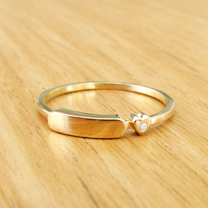תמונה אמיתית של טבעת חותם מעוגלת עם לב משובץ יהלום