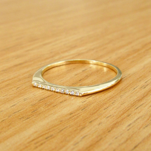 תמונה אמיתית של טבעת חותם דקה משובצת יהלומים