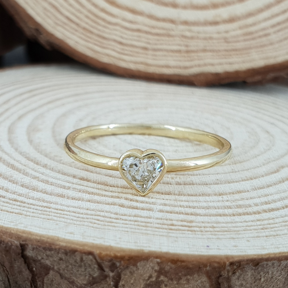 תמונה אמיתית של טבעת משובצת יהלום לב עדינה ויוקרתית