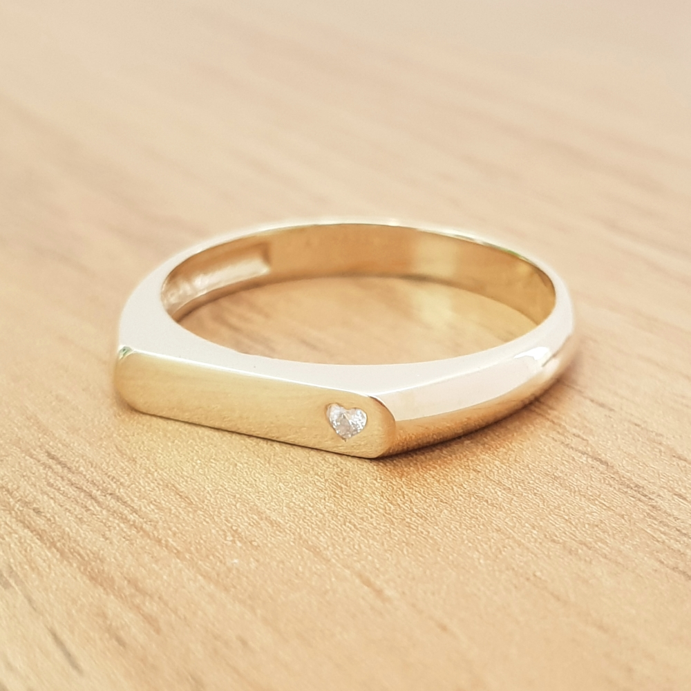 תמונה אמיתית של טבעת עם חריטה - שיבוץ לב