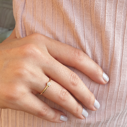 תמונה אמיתית של טבעת יהלומים פרח עדין - מחיר מיוחד!