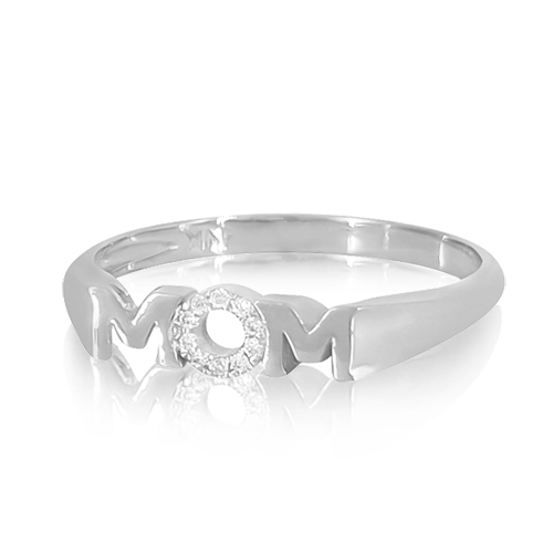 תמונה אמיתית של טבעת MOM עשויה זהב ומשובצת יהלומים