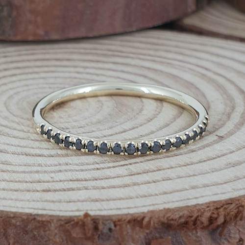 טבעת זהב משובצת שורה של יהלומים שחורים