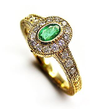 טבעת יהלומים משובצת אבן חן אמרלד