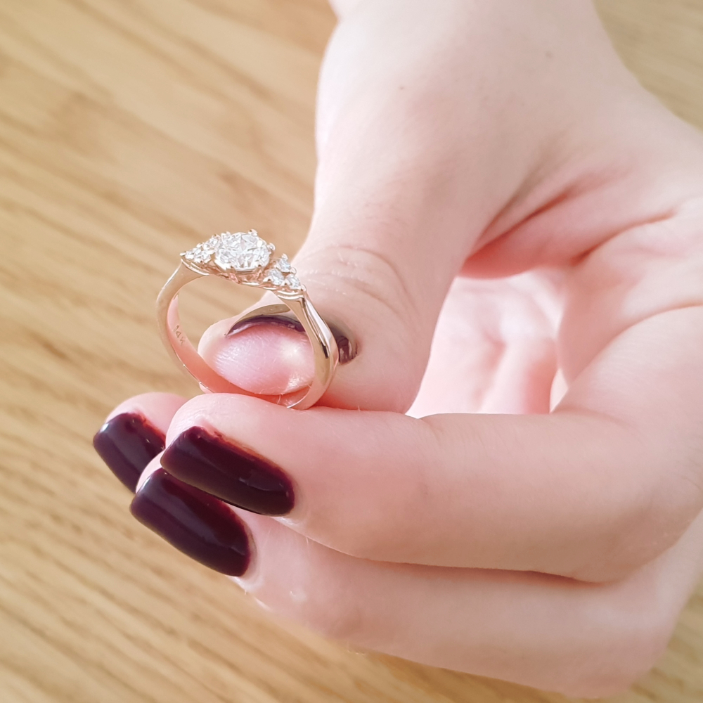 תמונה אמיתית של טבעת אירוסין מזהב אדום בסגנון עתיק 