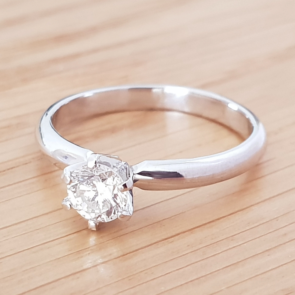 תמונה אמיתית של טבעת אירוסין קלאסית משובצת יהלום 0.40 קראט
