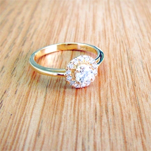 טבעת אירוסין פרח. יהלום מרכזי מוקף יהלומים