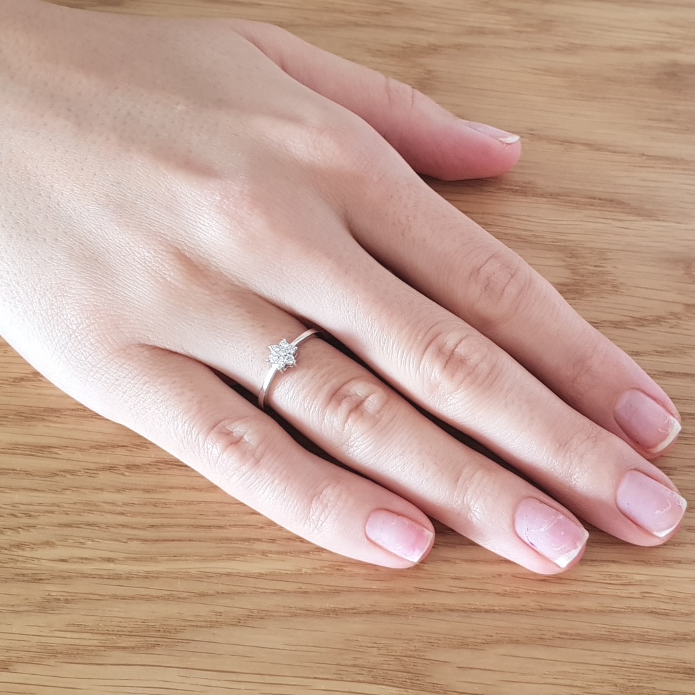 תמונה אמיתית של טבעת אירוסין פרח 7 יהלומים