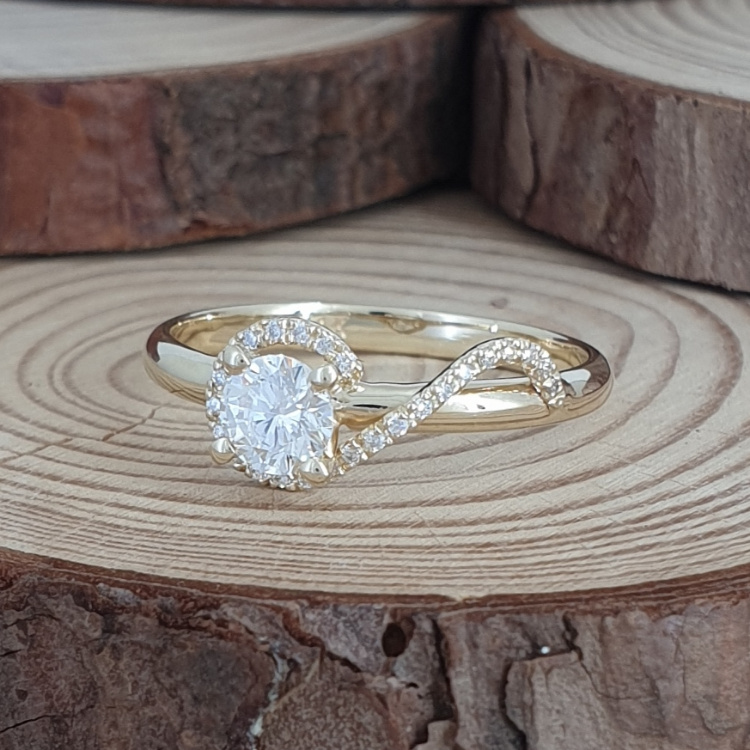 תמונה אמיתית של טבעת אירוסין מעוצבת במחיר יצרן