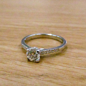 תמונה אמיתית של טבעת אירוסין יוקרתית