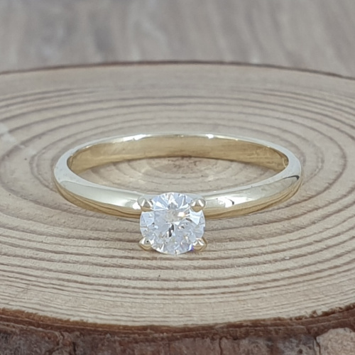 טבעת אירוסין סוליטר קלאסית מזהב צהוב 14 קראט ויהלום של 0.35