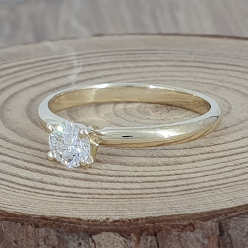 תמונה אמיתית של טבעת אירוסין סוליטר קלאסית מזהב צהוב 14 קראט ויהלום של 0.35