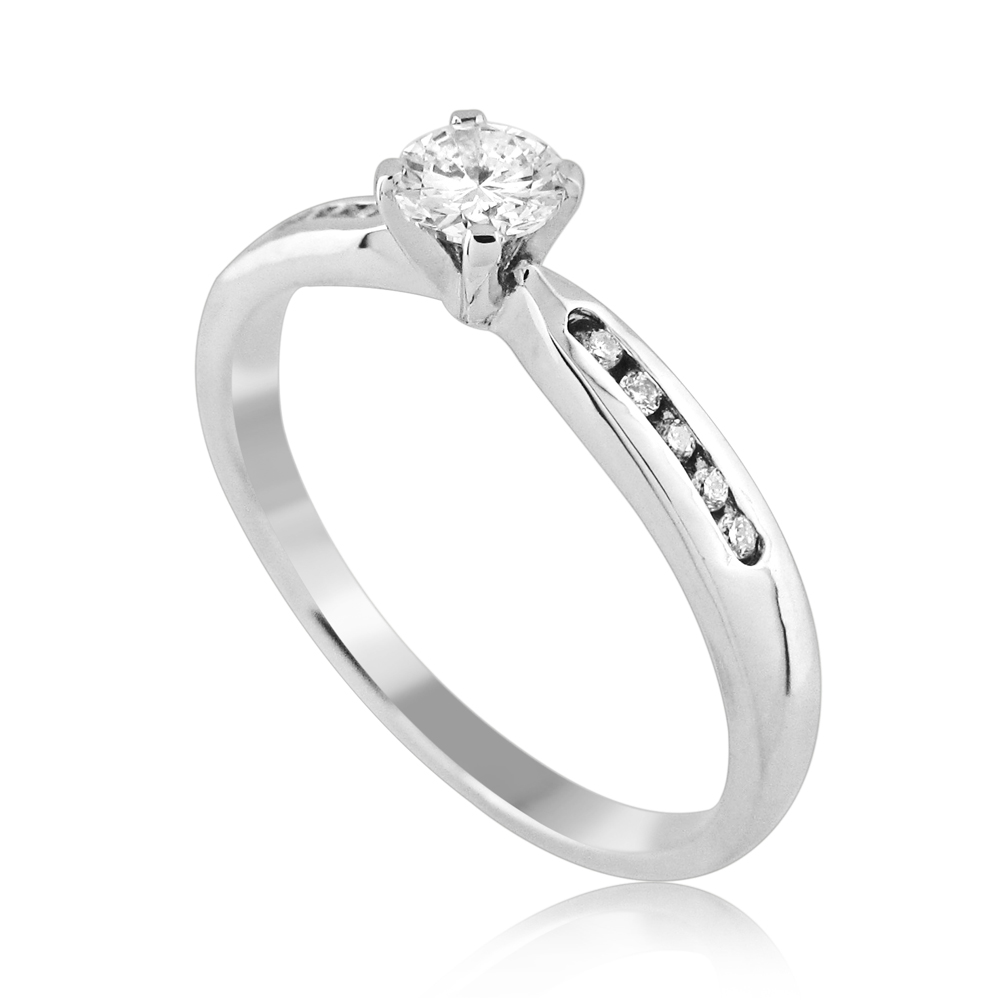 טבעת אירוסין קלאסית ועדינה משובצת יהלומים בצדדים בשיבוץ מיוחד 