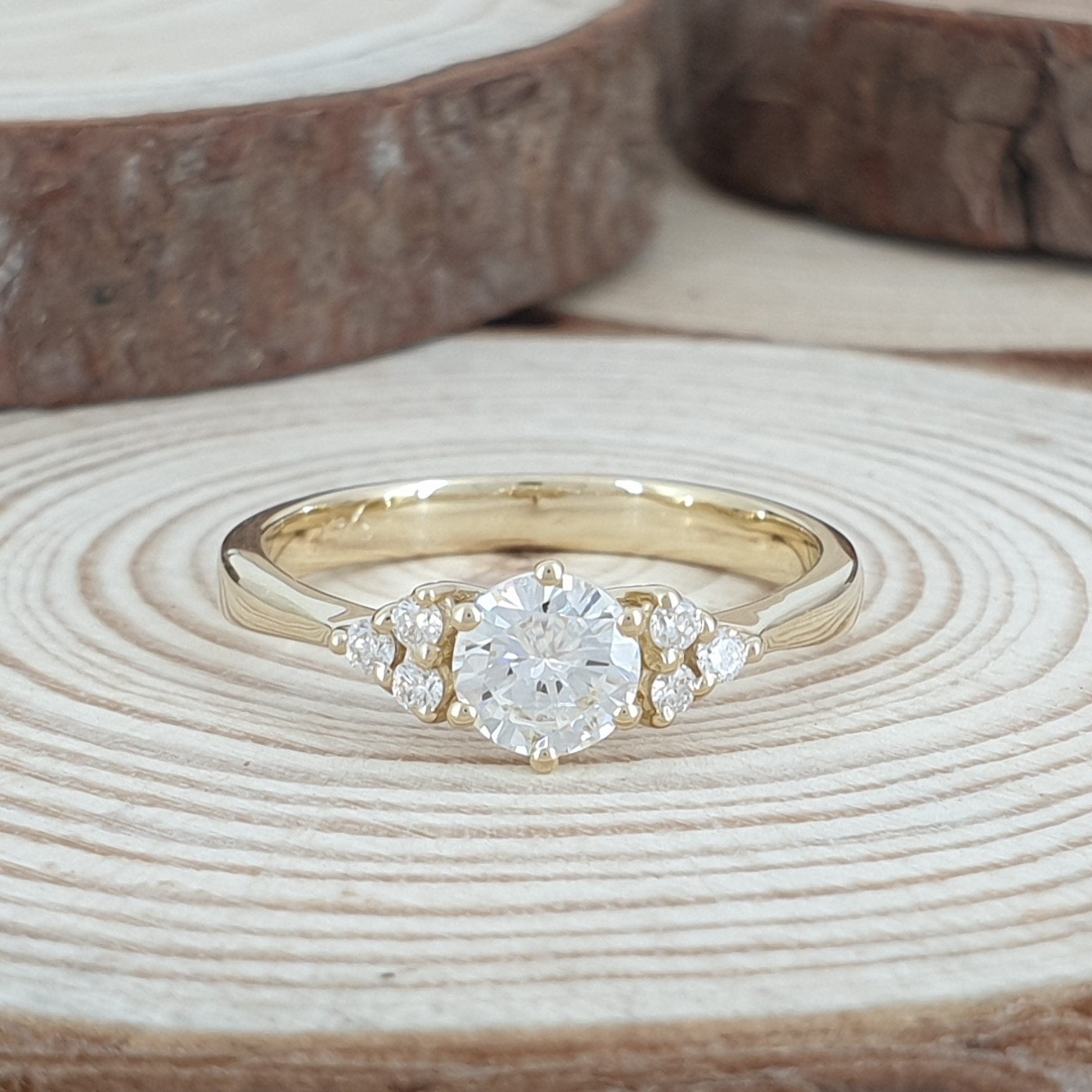 תמונה אמיתית של טבעת אירוסין יוקרתית בעיצוב ייחודי