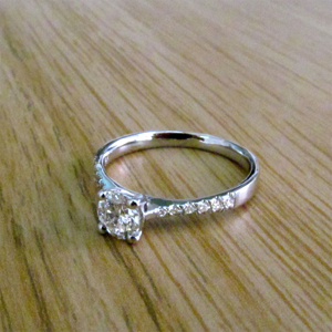 תמונה אמיתית של טבעת אירוסין קלאסית ויוקרתית