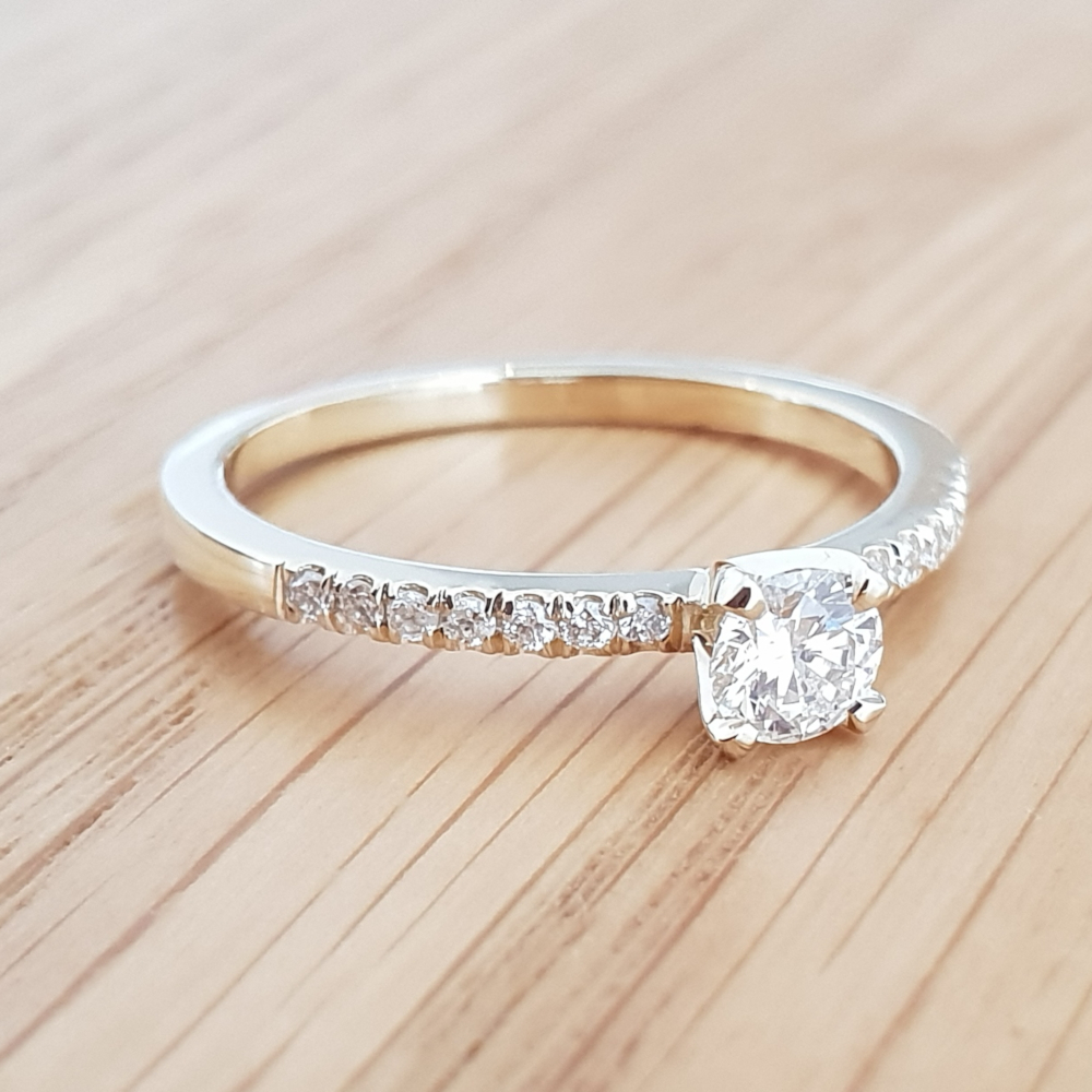 תמונה אמיתית של טבעת אירוסין קלאסית משובצת 0.40 קראט
