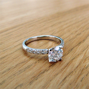 תמונה אמיתית של טבעת יהלומים יוקרתית משובצת 1.00 קראט יהלומים