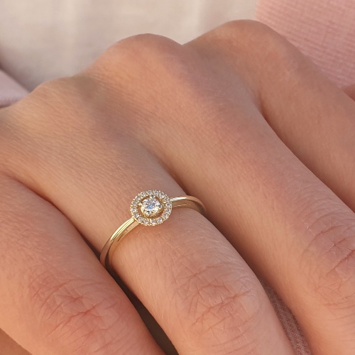 טבעת פרח הילה עשויה זהב ומשובצת יהלומים